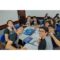 Saem telas, entram tabuleiros: restrição a celulares nas escolas revela novos interesses